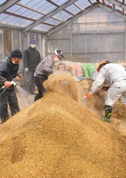 切り返し作業をする支部員