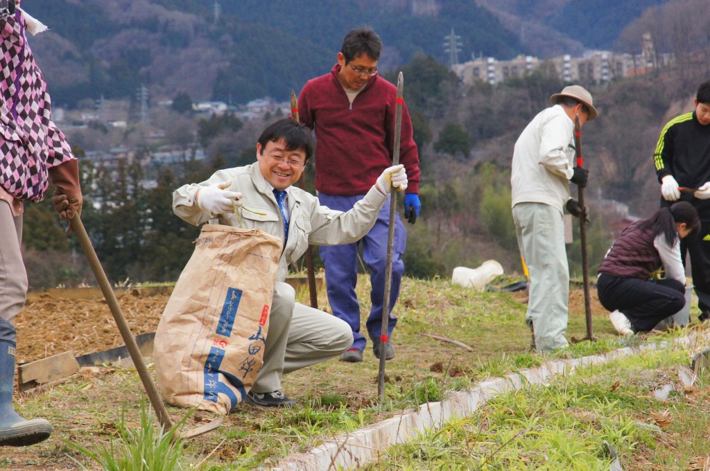 富田能成町長も曼珠沙華を補植