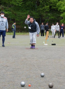 ビュットに目掛けて鉄球を投げる参加者