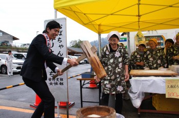 餅をつく細川智寛さん