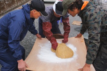 搗いた栃モチの運搬