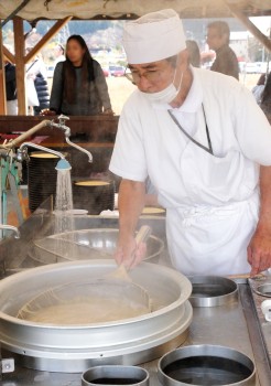 ソバを茹でる「あらかわ亭」職員