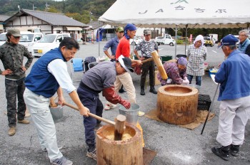 栃モチをつく部会員やＪＡ職員