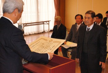 県知事賞を受賞した金崎さん（右）