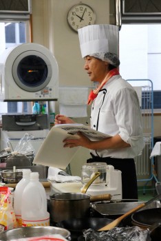 生徒らに調理工程を説明する橋本さん