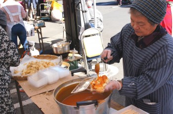 特製味噌ダレをかける女性部員