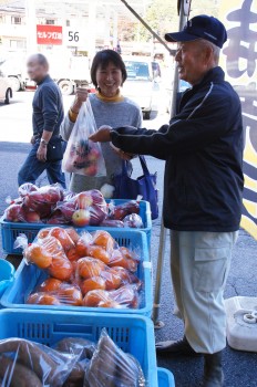 賑わう荒川直売所