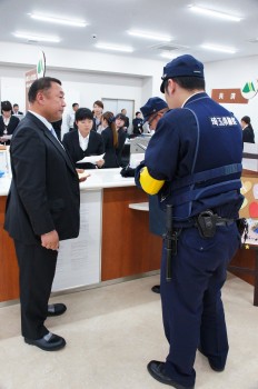 警察に報告をする支店長