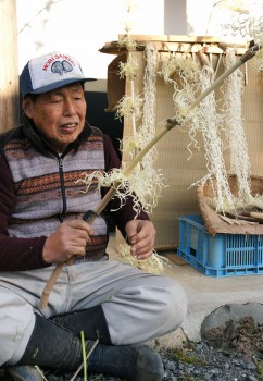 「十六花」を作る瀬能さん