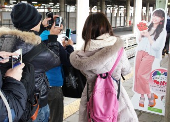 熊谷駅で等身大パネルの記念撮影をする乗客やファンら