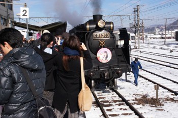 秩父駅でＳＬの写真を撮る乗客ら（前日、秩父地域は雪でした）