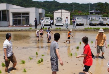 田んぼを駆けまわる子供ら