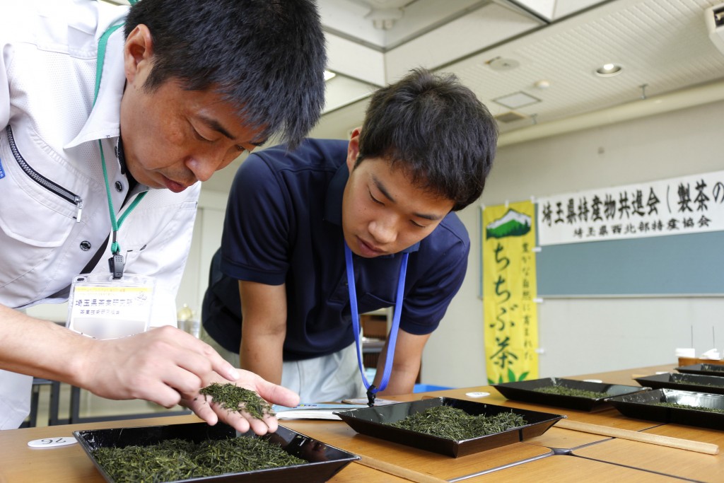 茶葉の外観を確認する審査員らHP