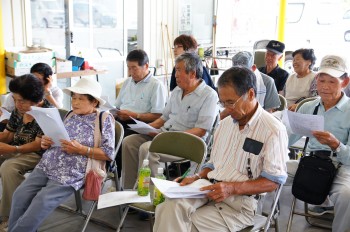 栽培講習を受ける生産者たち