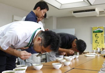 淹れた茶葉の香り等を確認する審査員