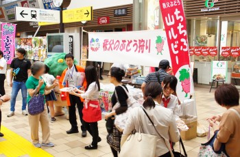 駅構内で秩父のブドウや観光地をＰＲ