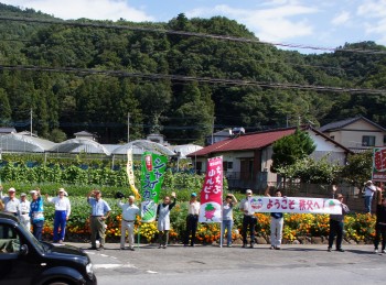 沿道でＳＬをお出迎え