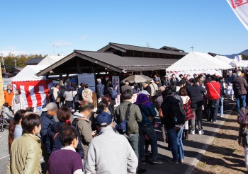 賑わう会場
