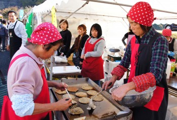 「たらし焼き」を作る女性部員ら