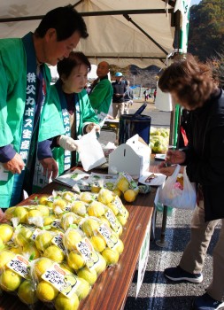 秩父かぼすをＰＲ販売する部会員ら