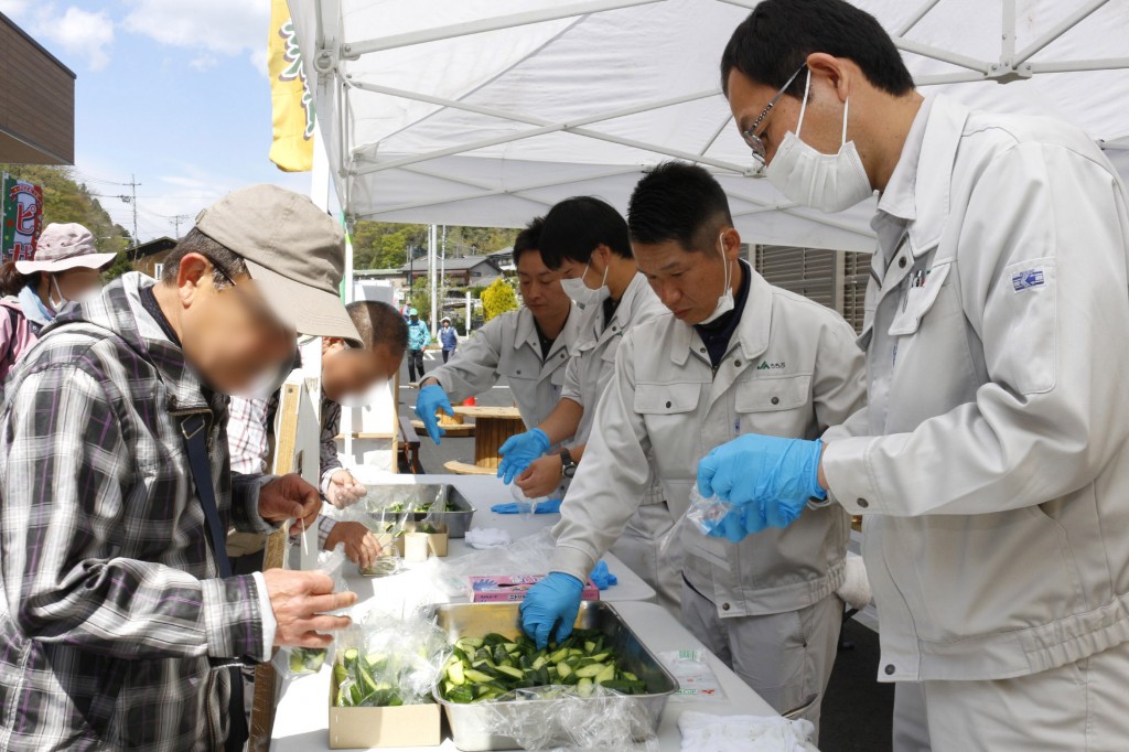 秩父きゅうりやちちぶ菜漬けの試食をする参加者ら　ヨコ３HP