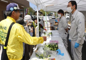 秩父きゅうりやちちぶ菜漬けの試食をする参加者ら　ヨコ２HP