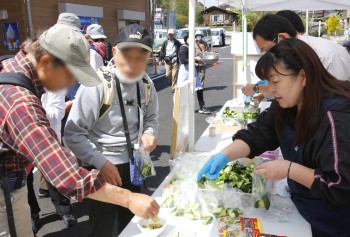 秩父きゅうりやちちぶ菜漬けの試食をする参加者ら　ヨコ１HP