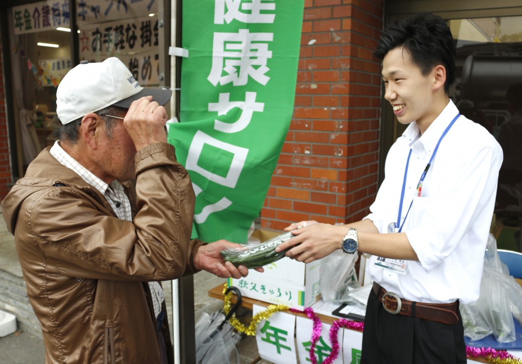 「秩父きゅうり」を手渡すＪＡ職員（右）HP