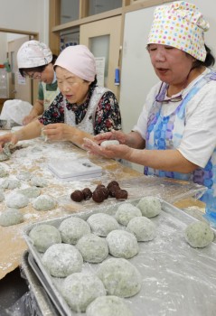 餡を包んで出来上がりです