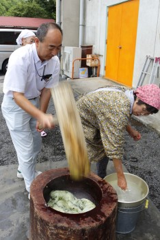 JA職員と支部員が餅つき