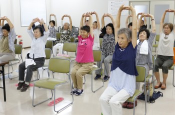 楽しくてんとうムシ体操をする部員らHP