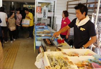 干物の試食販売