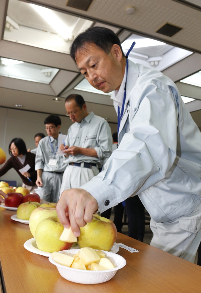 実食しておいしいリンゴを選ぶ審査員らHP