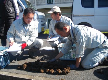 生産物の確認をする審査員ら　ヨコHP