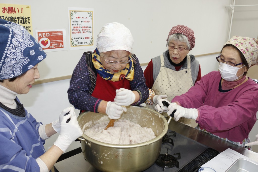 コンニャクをよくかき混ぜる女性部員 ヨコ